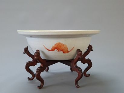 Bassin en porcelaine décor polychrome de...