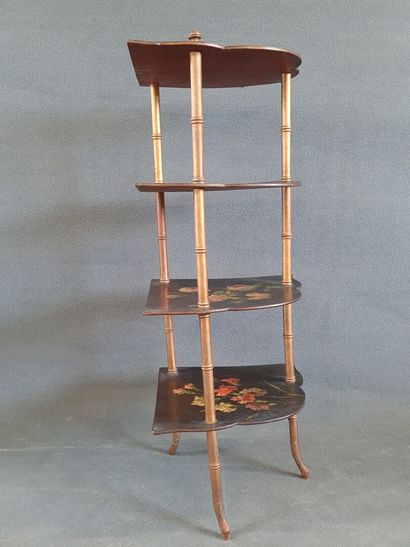 Etagère en encoignure, plateaux peints d'un...