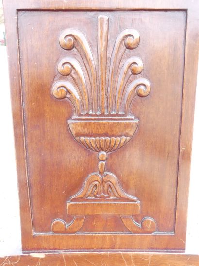 Suite de six chaises en acajou et placage...