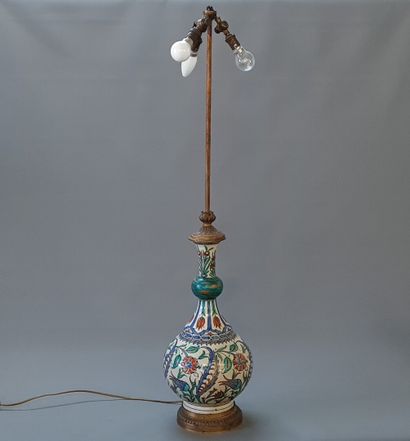 Pied de lampe en faïence décor Iznik.

Hauteur...