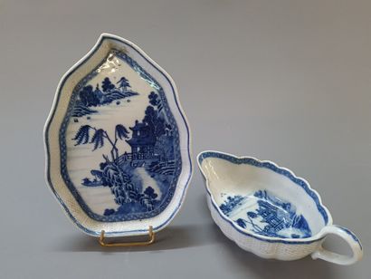 Saucière et sa soucoupe en porcelaine de...