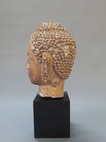 Tête de bouddha en bois sculpté et doré,...
