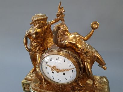 Clock in gilt bronze XX

39 x 33 x 14 cm...