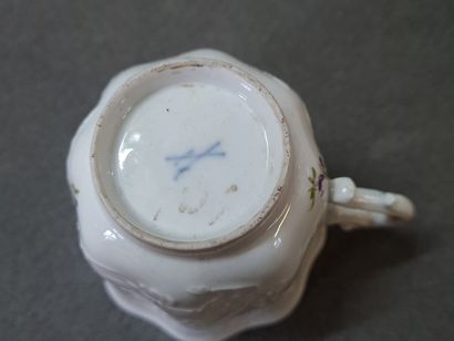 MEISSEN XVIII° siècle.

Deux tasses en porcelaine...