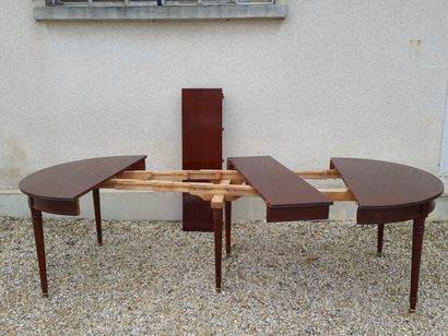 Table ovale en acajou et placage d'acajou,...