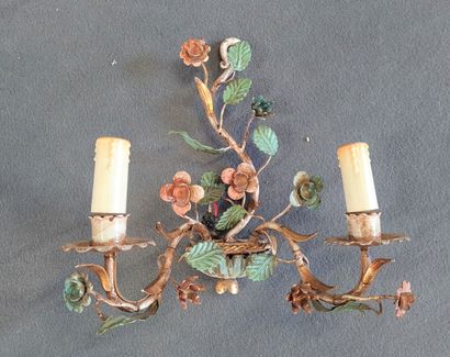 Chandelier and four sconces with flowers.

H....