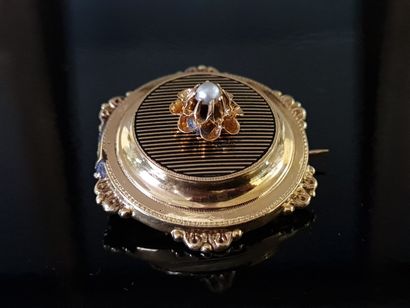 Circular brooch in 750°/ 00 gold, decorated...