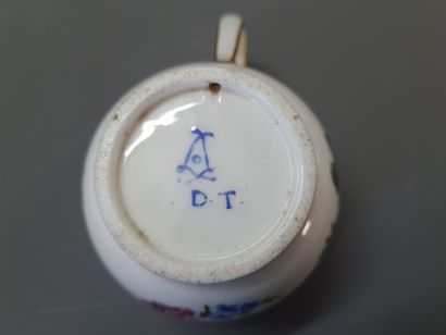 SEVRES. XVIII° siècle.

Suite de cinq gobelets...