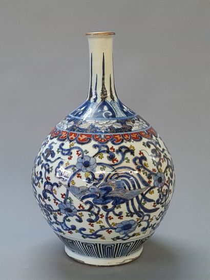 Vase en porcelaine du Japon, à long col....