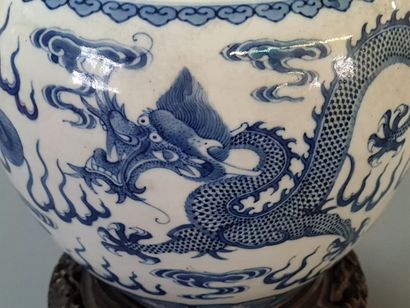 Vase couvert en porcelaine à décor de dragons,...