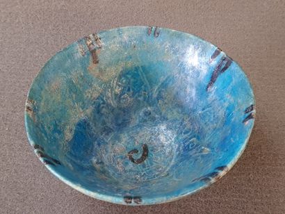 Coupe creuse en grès émaillé bleu.

Afghanistan...