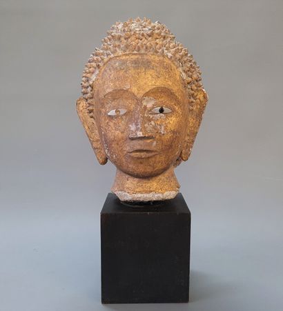 Tête de bouddha en bois sculpté et doré,...