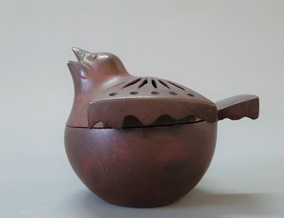 Perfume burner, patinated bronze bird. 

Asia...