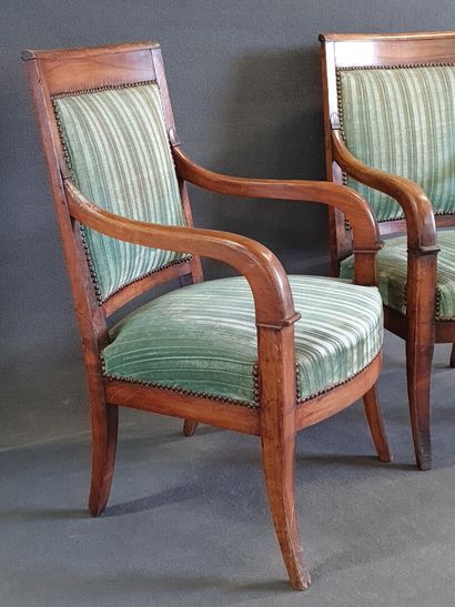 Paire de fauteuils, accotoirs en trompe.

Epoque...