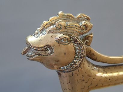 Jarre à eau sacrée en bronze , le bouchon...