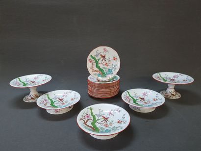 MINTON.

Partie de service de table en porcelaine...