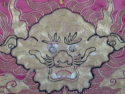 Grande broderie de fils dorés sur soie rouge...