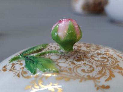 Tête à tête en porcelaine à décor de scènes...