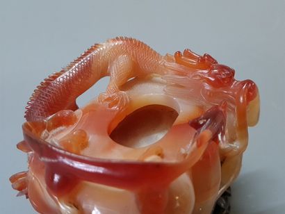 Petit vase en agate sculptée d'un dragon....