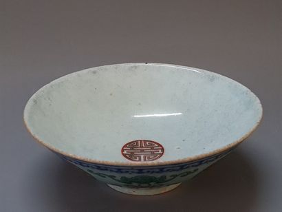Bol en porcelaine de Chine. 

H. :6 cm. D....