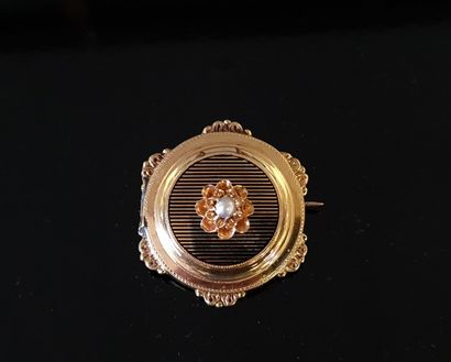 Circular brooch in 750°/ 00 gold, decorated...