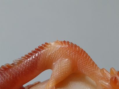 Petit vase en agate sculptée d'un dragon....