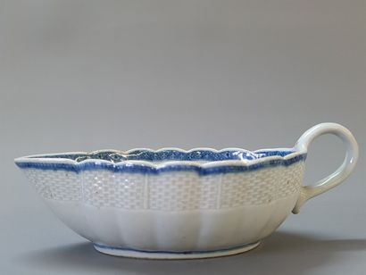 Saucière et sa soucoupe en porcelaine de...