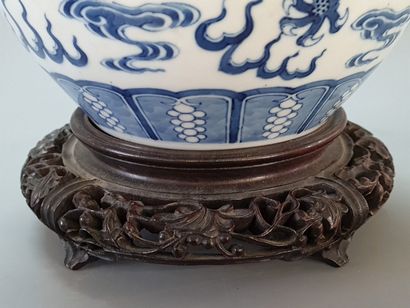 Vase couvert en porcelaine à décor de dragons,...