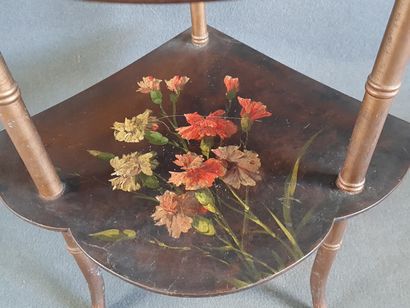 Etagère en encoignure, plateaux peints d'un...