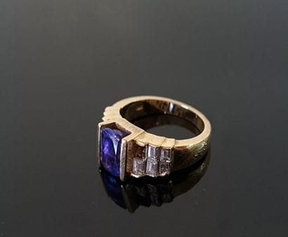 750°/00 gold ring. Set with a rectangular...