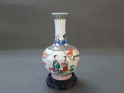 Vase en porcelaine de Chine à émail polychrome.

H:...