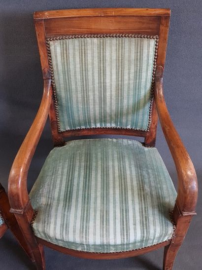 Paire de fauteuils, accotoirs en trompe.

Epoque...