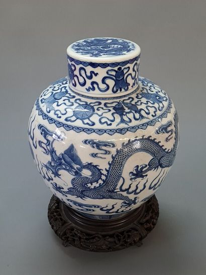 Vase couvert en porcelaine à décor de dragons,...