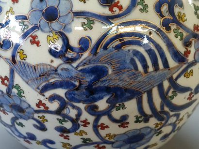Vase en porcelaine du Japon, à long col....