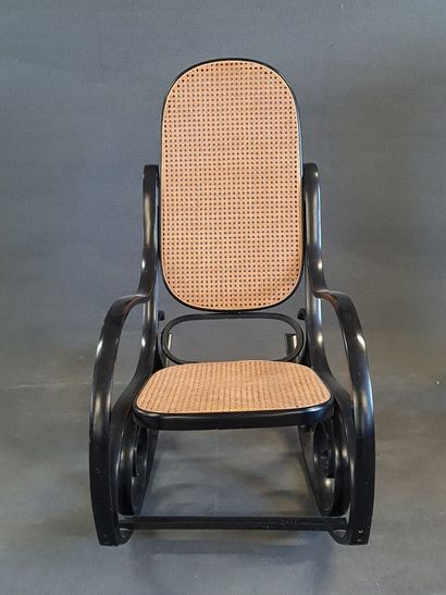 Rocking chair. 

107 x 100 x 55 cm.