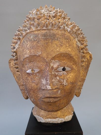 Tête de bouddha en bois sculpté et doré,...