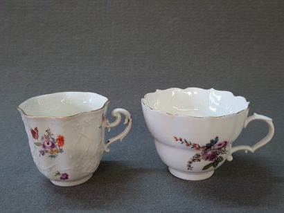 MEISSEN XVIII° siècle.

Deux tasses en porcelaine...