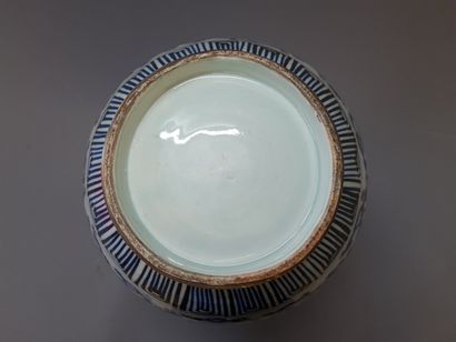 Vase en porcelaine du Japon, à long col....
