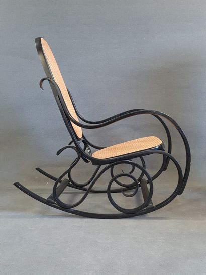 Rocking chair. 

107 x 100 x 55 cm.