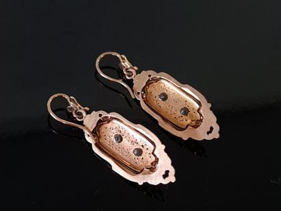 Pair of 750°/00 gold ear pendants set with...