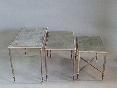 Suite de trois tables basses gigognes, en...
