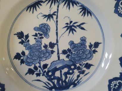 Plat en porcelaine de Chine bleu blanc 

XVIII°...