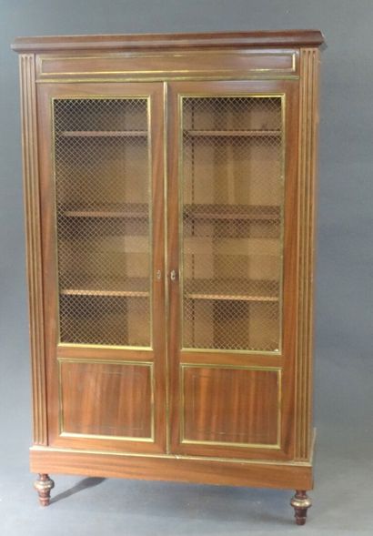 Vitrine en acajou et filet de laiton

Style...