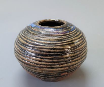 Eugène LION (1867-1945)

Vase boule en grès...