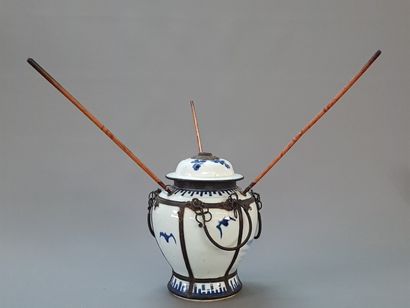 Vase couvert en porcelaine de Chine XVIII°...