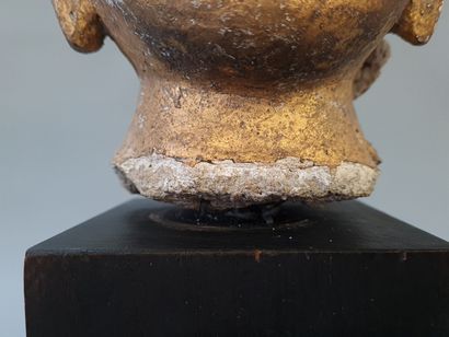 Tête de bouddha en bois sculpté et doré,...