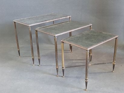 Suite de trois tables basses gigognes, en...