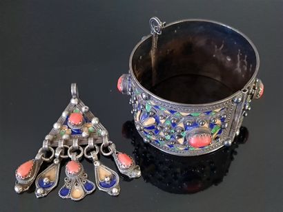 Pendant and cuff bracelet in enamelled silver...