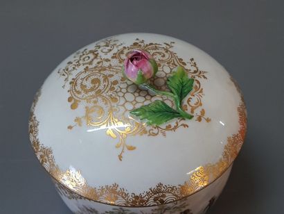 Tête à tête en porcelaine à décor de scènes...
