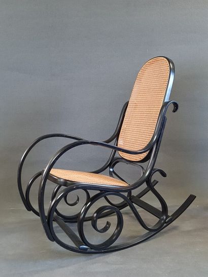 Rocking chair. 

107 x 100 x 55 cm.
